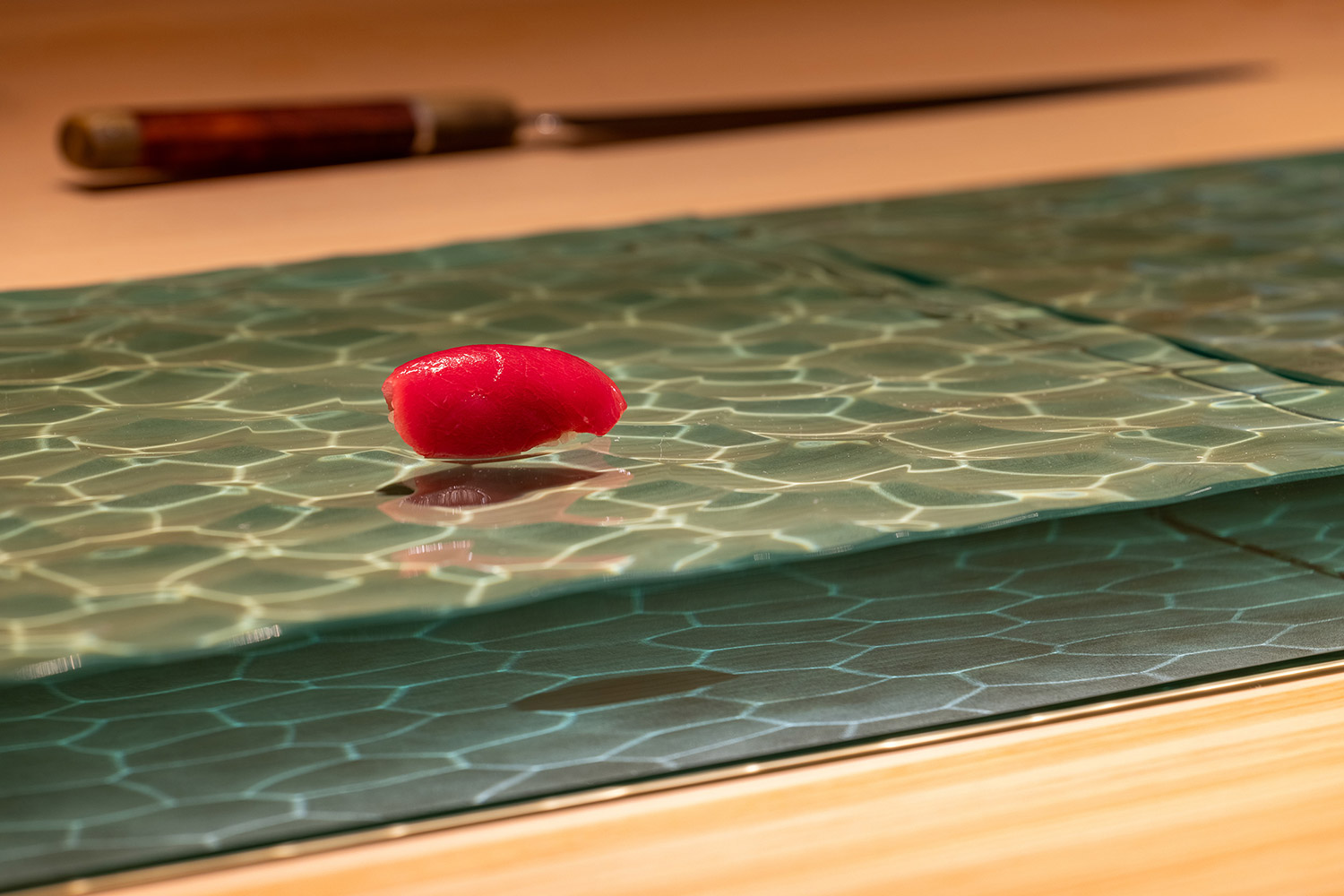 水の流れを模したガラス製の付台に置かれた寿司（THE SAKAI Tokyo）